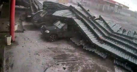 Çatı Park Halindeki Araçların Üzerine Düştü