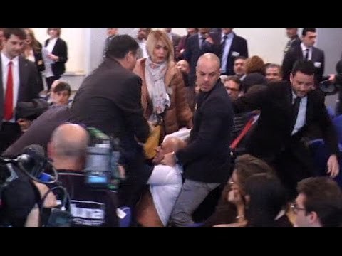 Napoli - Mattarella, l'attivista Ferrillo allontanato con la forza -live- (20.11.15)