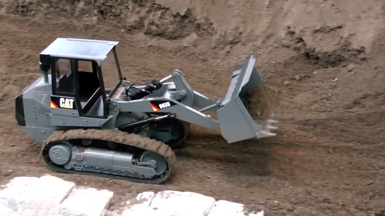 RC TRUCK LOADER 963D CHAIN DOZER RC BULLDOZER AT WORK / Faszination Modellbau 2015