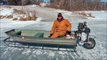 Un bateau qui peut naviguer sur un lac gelé : moteur à scie