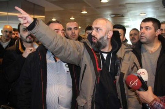 THY Uçağı Rötar Yaptı! Yolcular Çileden Çıktı