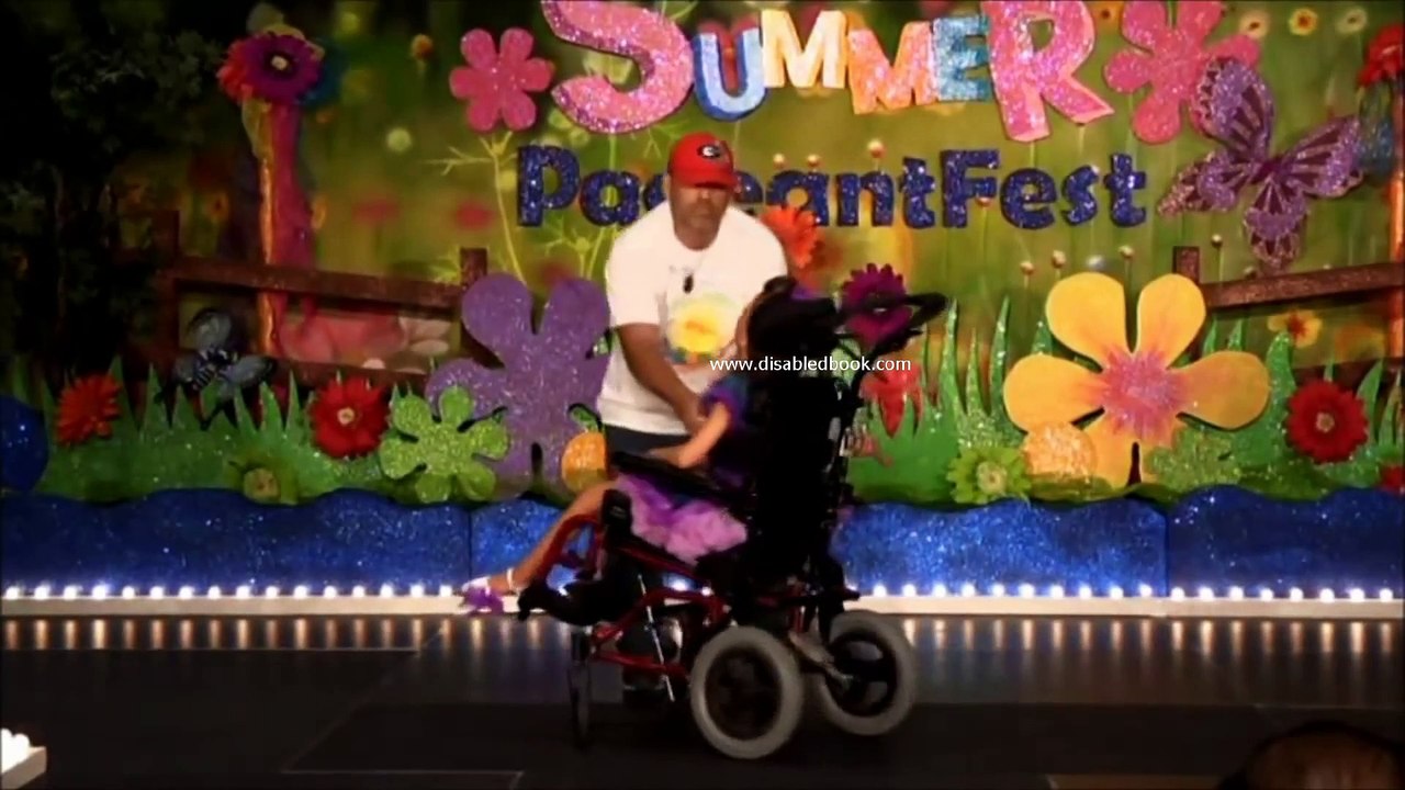 Πατέρας χορεύει με την ανάπηρη κόρη του