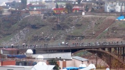 Cizre'de Gıda Stoku Tükendi, Halk Beyaz Bayraklarla İlçeyi Terk Ediyor