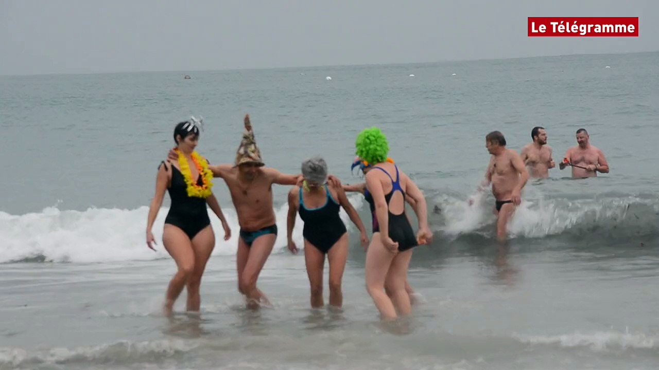 Perros-Guirec (22). Dans le bain du Nouvel An !