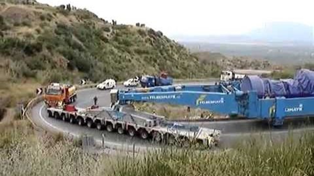 Transport d'une turbine sur une route en lacets