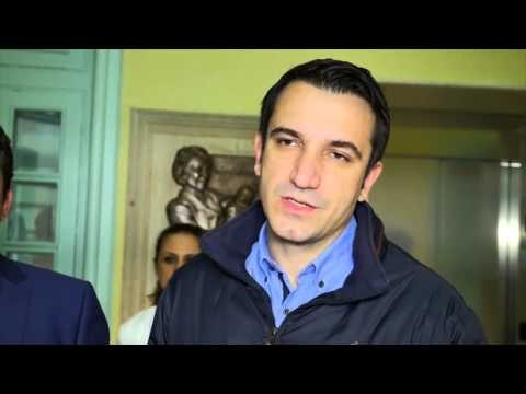 Report TV - 50 mijë lekë për çdo bebe, Veliaj i dorëzon çekun fëmijës së parë