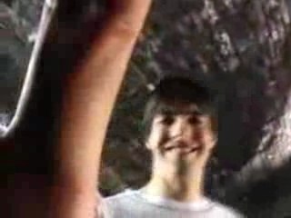 kaka jongle avec un telephone portable