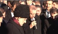 Erdoğan, Karakaya'nın Mezarı Başında Kuran-ı Kerim Okudu