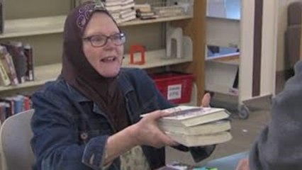 A Christian Librarian Wears the Hijab To Show Solidarity With Muslim Women