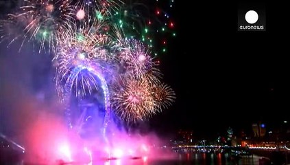 De Paris ao Rio, fogos de artifício recebem 2016