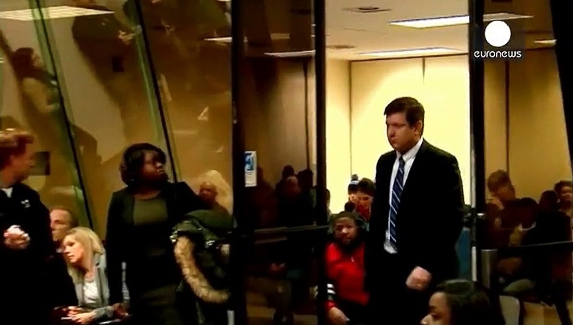 ⁣Полицейский из Чикаго, выпустивший 16 пуль в темнокожего подростка, заявил о своей невиновности