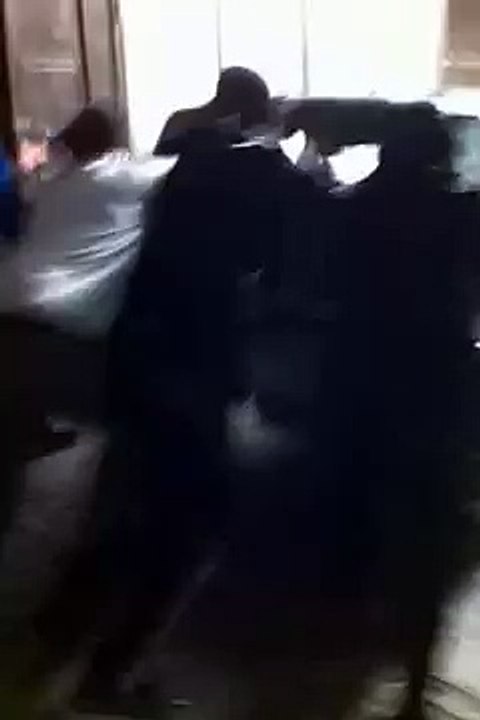 Une voiture dévale les éscaliers nouvel an 2016