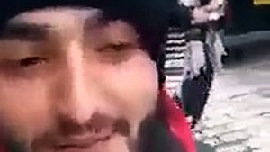 خوفا من طعنه على يد فلسطيني مستوطن يسير في شوارع القدس وهو يصرخ  أنا أحب العرب والسلمين