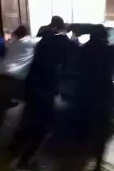 Belgique: Ils jettent une voiture dans les escaliers du métro pour fêter le nouvel an et filment tout !