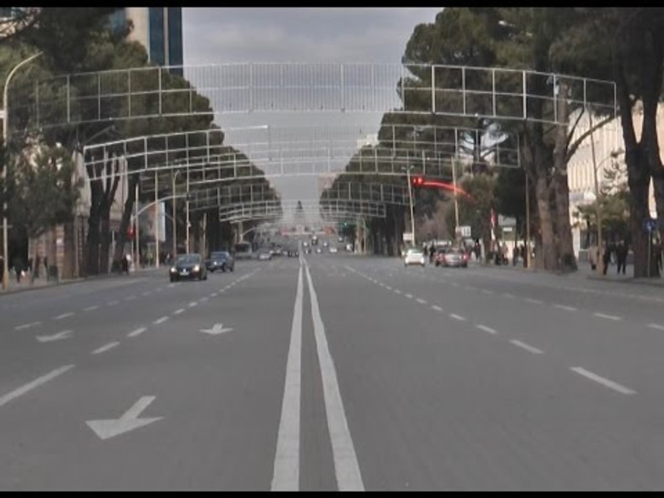 Report Tv - Ndryshe nga herët e tjera pas festës për ndërrimin e viteve Tirana " zgjohet e pastër