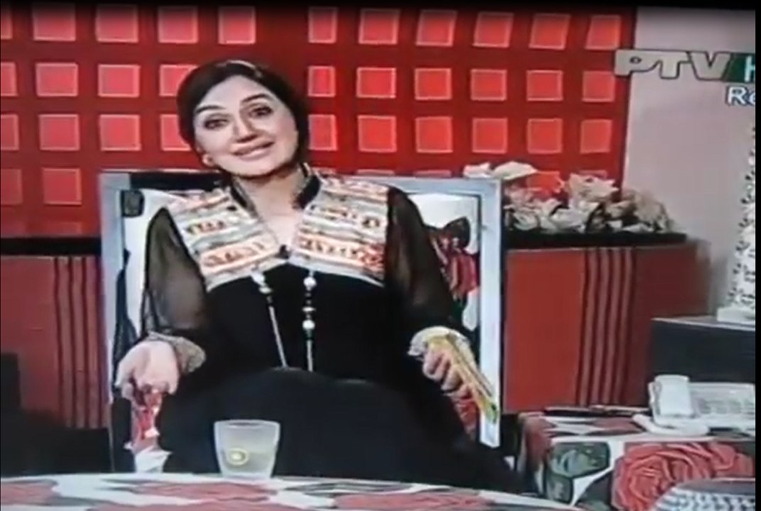 Ayesha Sana Blasts on a Caller in Live Show