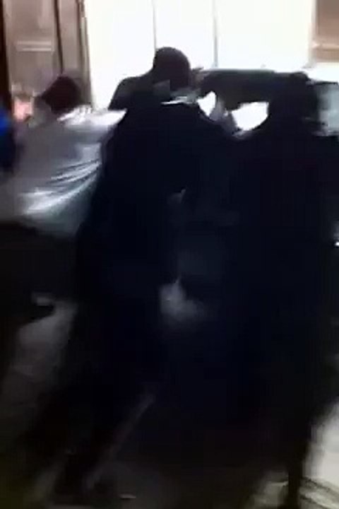 DES VANDALES LANCENT UNE VOITURE DANS LES ESCALIERS DU METRO (PARIS)