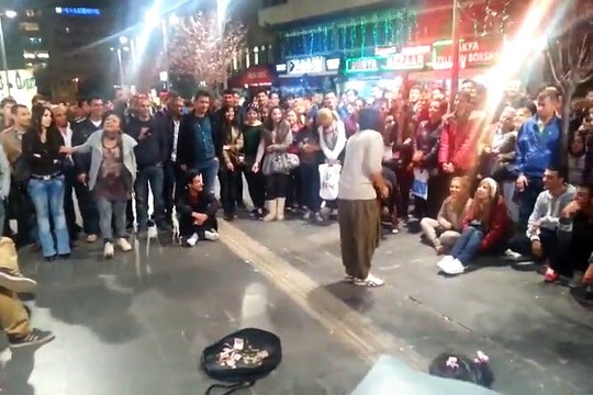 ANKARA SOKAKLARINDA KORAY AVCI İLE AKŞAM EĞLENCESİ