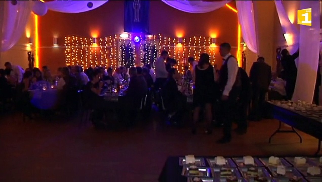 Ambiance festive au réveillon de la salle des fêtes à Saint-Pierre