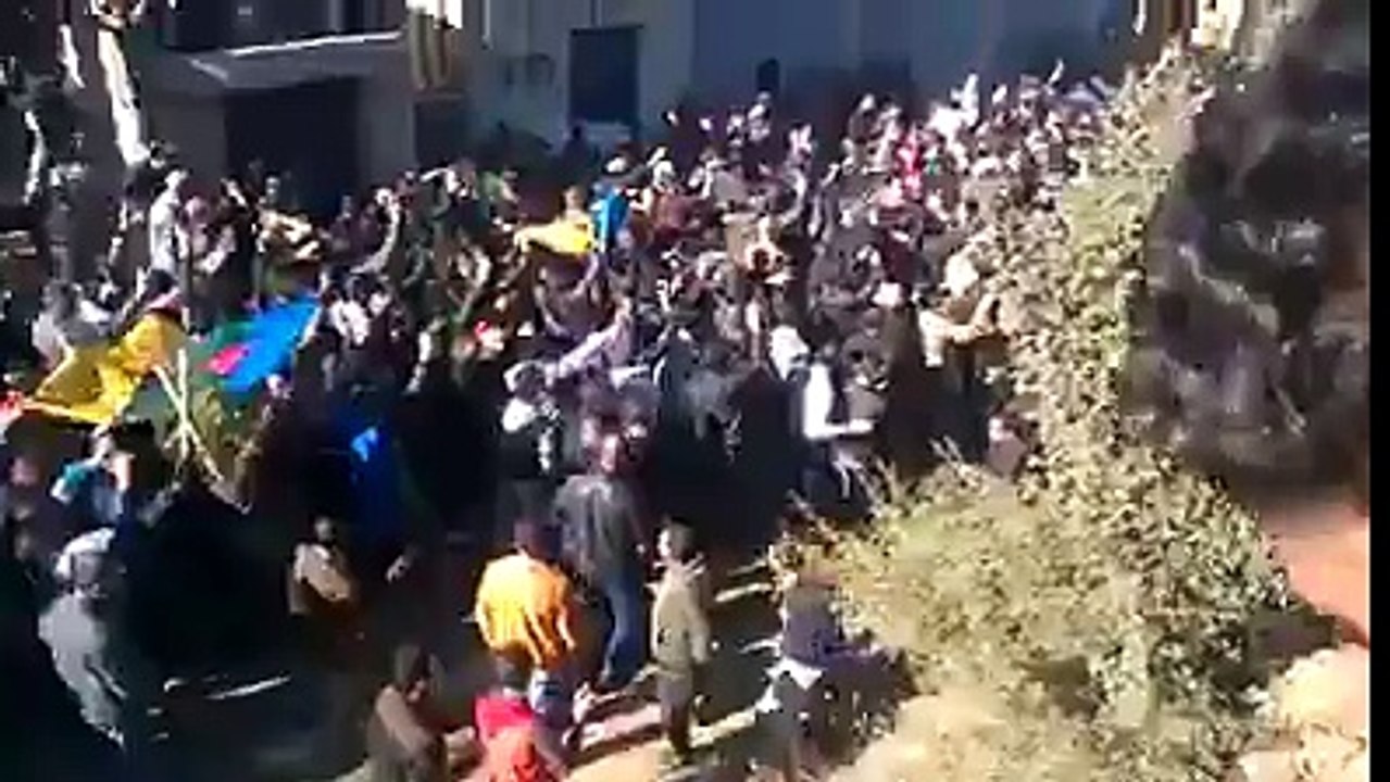 Imazighen vibrent le village natal de Hocine Ait Ahmed