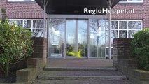 Ingang gemeentehuis Staphorst besmeurd met verf