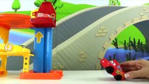 Disney Cars Toys! Oben und Unten | Lernen mit Spielzeugen