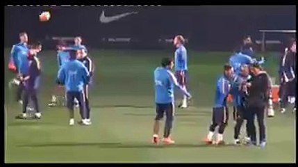 Messi nutmegs Suárez in training 01.01.2016