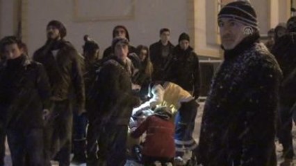 Polis Aracı Karda Kayanlara Çarptı: 8 Yaralı