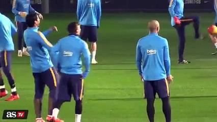 El caño de Lionel Messi a Luis Suárez en el entrenamiento - Barça