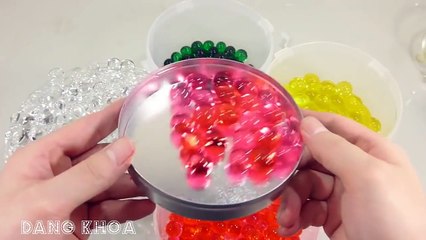 Đồ chơi Orbeez chơi trò chơi với các hạt nở trân châu nhìn rất đẹp