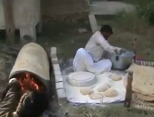 Amazing Cooking Style of Pakistani Man..Lol