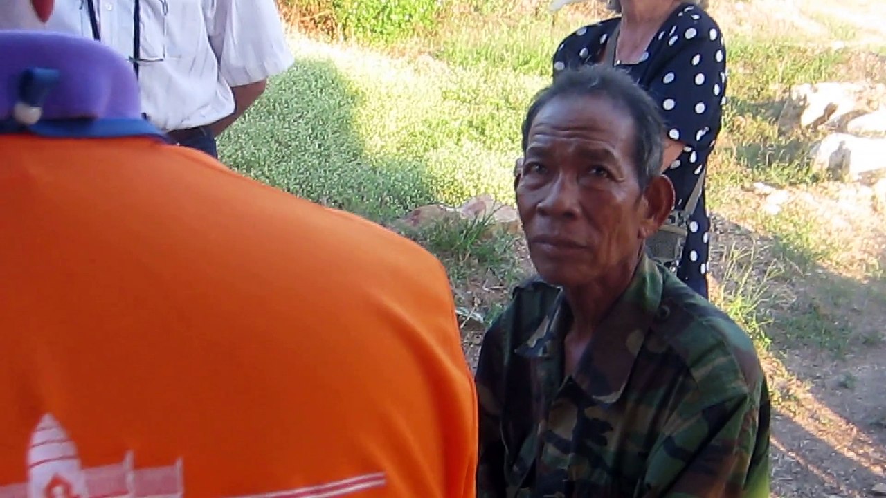 PRODUCTEUR D'ANANAS SUR LA ROUTE DE LAMPANG (THAÏLANDE) LE 2 DÉCEMBRE 2015