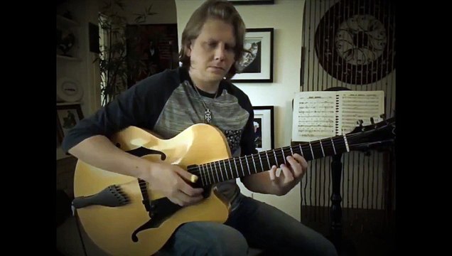 PTDR regardez la tête de cet homme qui casse sa nouvelle guitare !