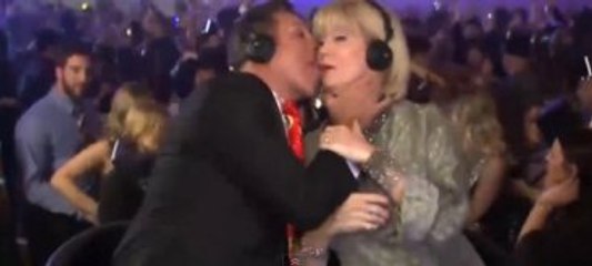 Canlı Yayında Kadın Spikere Taciz: Dudaklarına Yapıştı