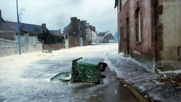 Tempête d'écume sur Saint-Guénolé
