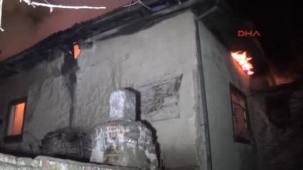 Sandıklı Ahşap Ev Yangında Kül Oldu