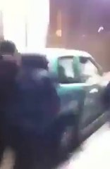 Des jeunes poussent une voiture dans les escaliers du métro en Belgique 1/2