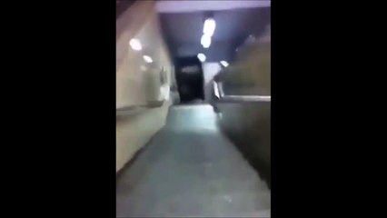 下载视频: Des jeunes poussent une voiture dans les escaliers du métro en belgique