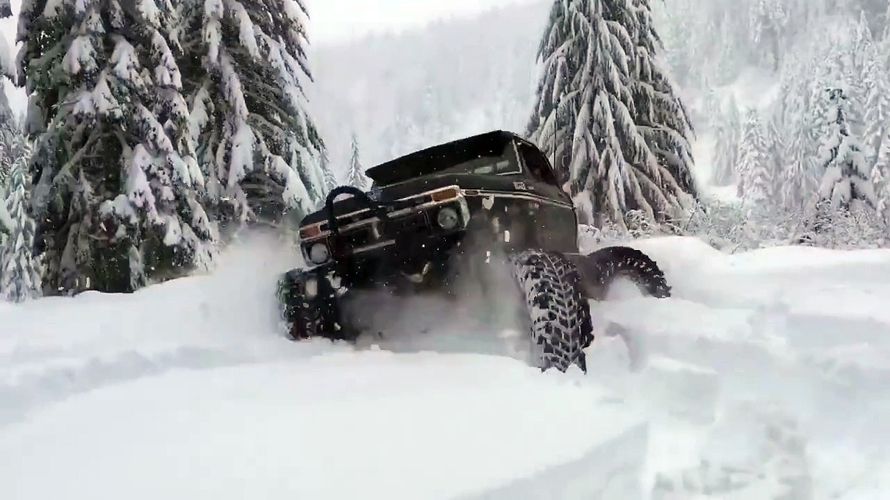 Ce 4x4 aux pneus géants fait des burns dans la neige