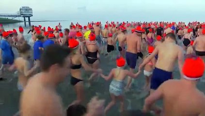 Download Video: Helden nemen een nieuwjaarsduik in Delfzijl - RTV Noord