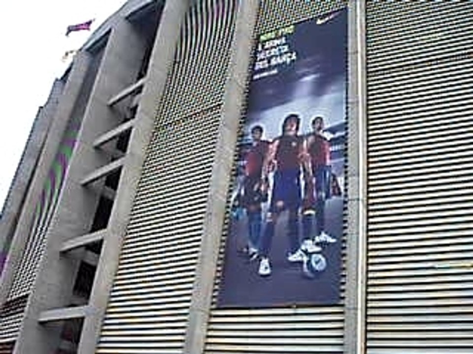 Delante el Camp Nou...