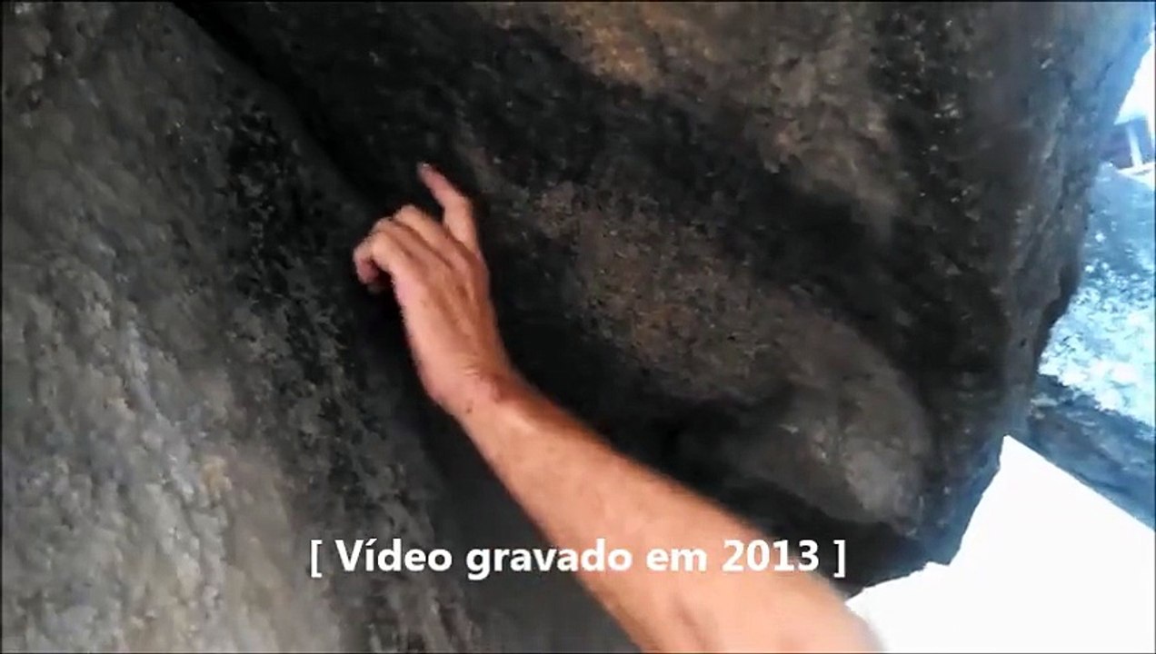 Moradores vivem assustados com pedra gigante rachada em Vila Velha