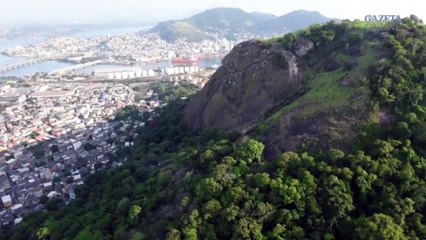 Tải video: Sobrevoo mostra situação de morro atingido por deslizamento de pedra em Vila Velha, ES