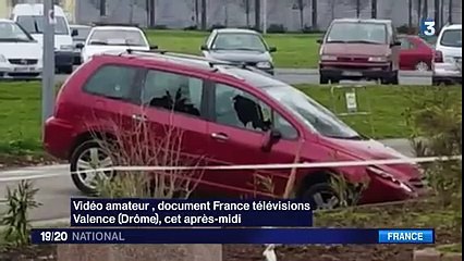 DES MILITAIRES TIRANT SUR LA VOITURE PRÈS DE LA MOSQUÉE DE VALENCE