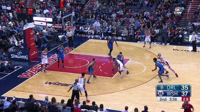 John Wall Freezes the D and Throws it Down