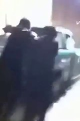 Ils poussent une voiture dans les escaliers du métro bruxellois pour le Nouvel An