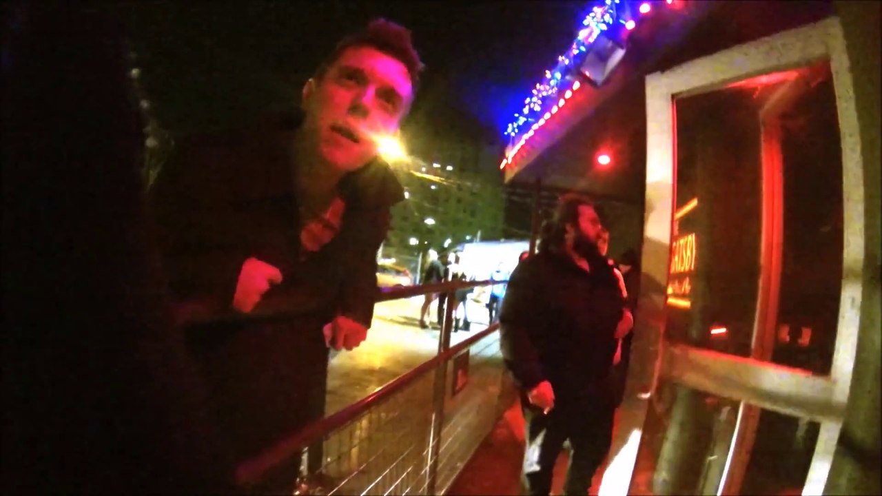 Videur de boîte la nuit du 31 décembre... Que de gens bourrés!