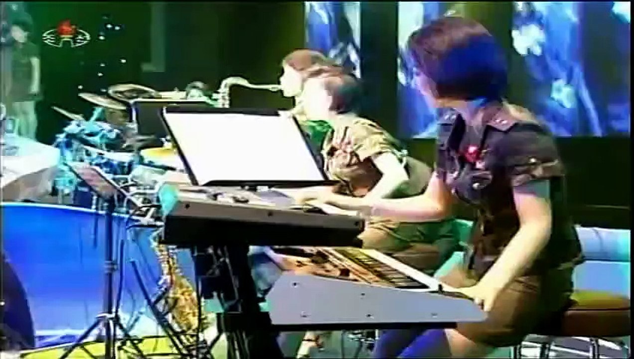 Le seul groupe de "Rock" autorisé en Corée du Nord!! Quel Public Haha!!