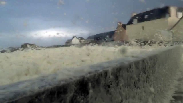 Bretagne : Tempête d'écume le 2 janvier 2016 à Saint-Guénolé
