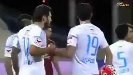 Belfodil se fait haggar par un coéquipier qui veut tirer un penalty